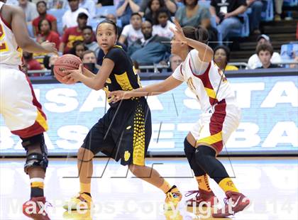 Thumbnail 3 in Hickory vs. Chapel Hill (NCHSAA 3A Final) photogallery.