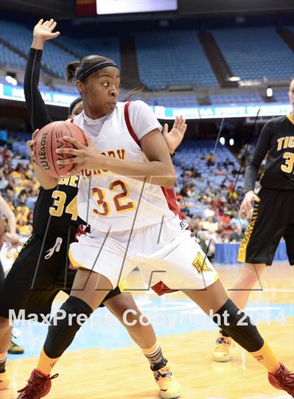 Thumbnail 3 in Hickory vs. Chapel Hill (NCHSAA 3A Final) photogallery.