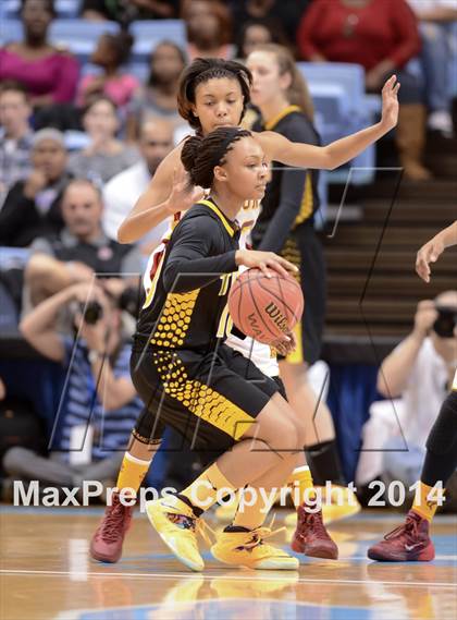 Thumbnail 2 in Hickory vs. Chapel Hill (NCHSAA 3A Final) photogallery.