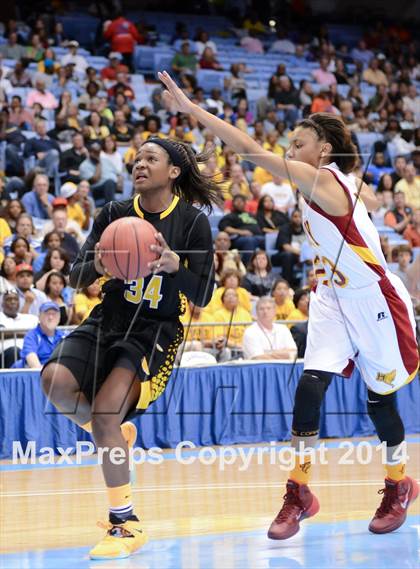 Thumbnail 2 in Hickory vs. Chapel Hill (NCHSAA 3A Final) photogallery.