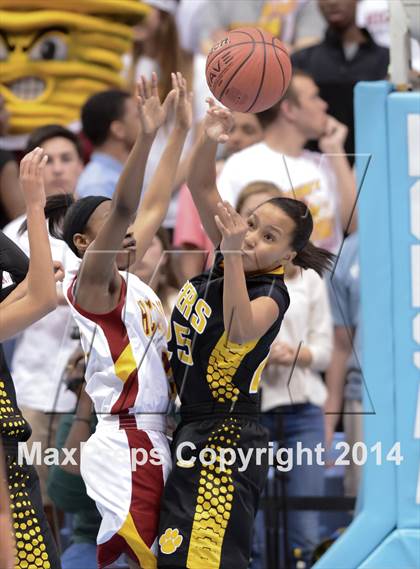Thumbnail 1 in Hickory vs. Chapel Hill (NCHSAA 3A Final) photogallery.
