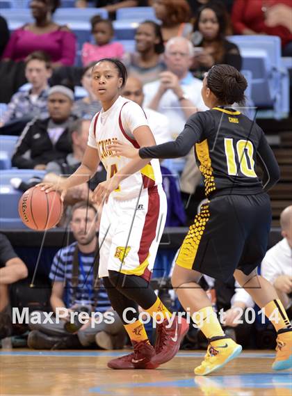 Thumbnail 1 in Hickory vs. Chapel Hill (NCHSAA 3A Final) photogallery.