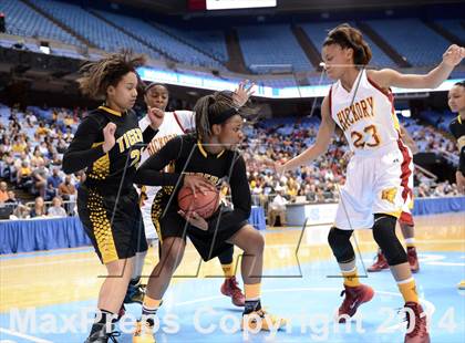 Thumbnail 1 in Hickory vs. Chapel Hill (NCHSAA 3A Final) photogallery.