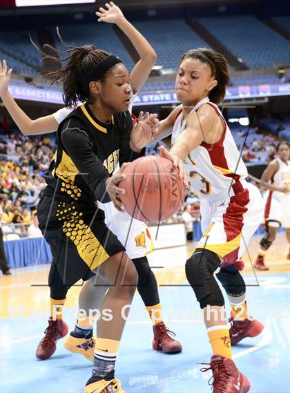 Thumbnail 2 in Hickory vs. Chapel Hill (NCHSAA 3A Final) photogallery.