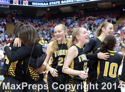Thumbnail 3 in Hickory vs. Chapel Hill (NCHSAA 3A Final) photogallery.