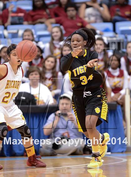 Thumbnail 2 in Hickory vs. Chapel Hill (NCHSAA 3A Final) photogallery.