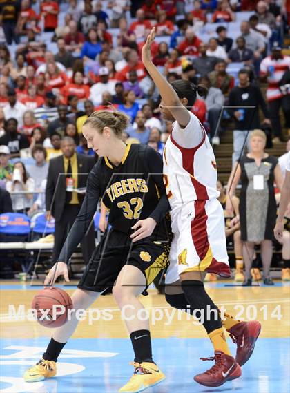 Thumbnail 2 in Hickory vs. Chapel Hill (NCHSAA 3A Final) photogallery.