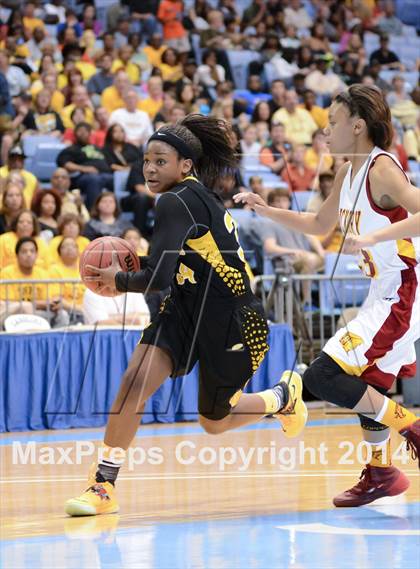 Thumbnail 1 in Hickory vs. Chapel Hill (NCHSAA 3A Final) photogallery.