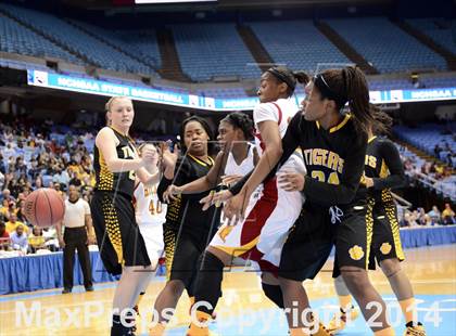 Thumbnail 1 in Hickory vs. Chapel Hill (NCHSAA 3A Final) photogallery.