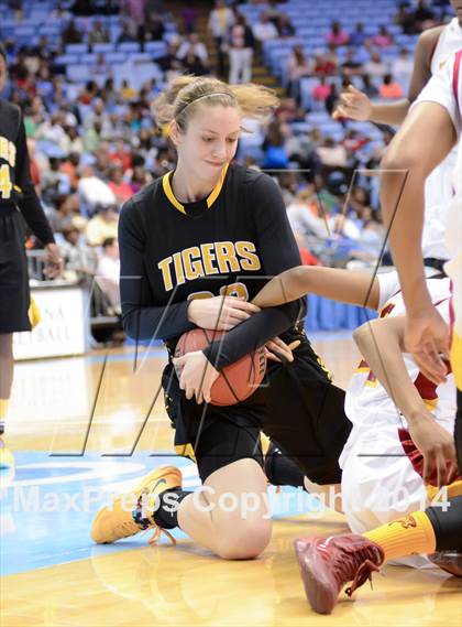 Thumbnail 2 in Hickory vs. Chapel Hill (NCHSAA 3A Final) photogallery.