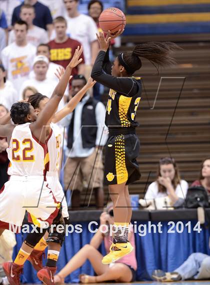 Thumbnail 1 in Hickory vs. Chapel Hill (NCHSAA 3A Final) photogallery.