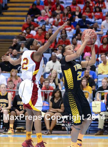 Thumbnail 1 in Hickory vs. Chapel Hill (NCHSAA 3A Final) photogallery.