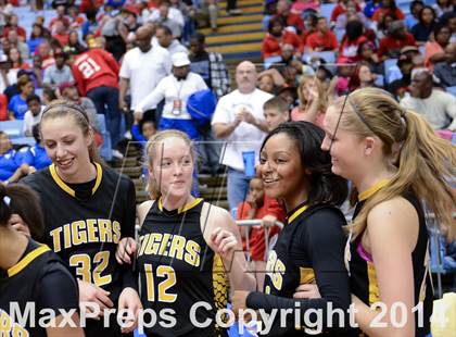 Thumbnail 1 in Hickory vs. Chapel Hill (NCHSAA 3A Final) photogallery.