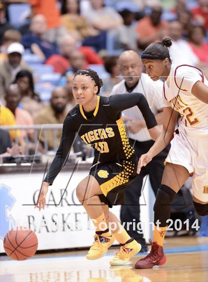 Thumbnail 3 in Hickory vs. Chapel Hill (NCHSAA 3A Final) photogallery.