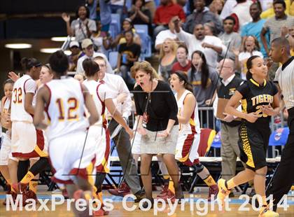 Thumbnail 2 in Hickory vs. Chapel Hill (NCHSAA 3A Final) photogallery.