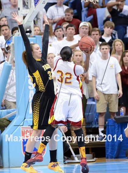 Thumbnail 1 in Hickory vs. Chapel Hill (NCHSAA 3A Final) photogallery.