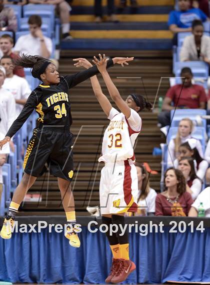 Thumbnail 1 in Hickory vs. Chapel Hill (NCHSAA 3A Final) photogallery.