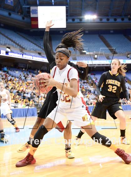 Thumbnail 2 in Hickory vs. Chapel Hill (NCHSAA 3A Final) photogallery.