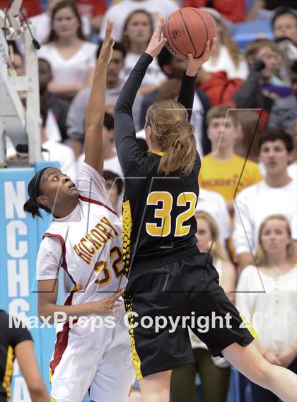 Thumbnail 3 in Hickory vs. Chapel Hill (NCHSAA 3A Final) photogallery.