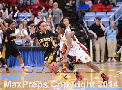 Thumbnail 2 in Hickory vs. Chapel Hill (NCHSAA 3A Final) photogallery.