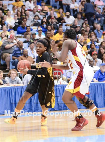 Thumbnail 2 in Hickory vs. Chapel Hill (NCHSAA 3A Final) photogallery.