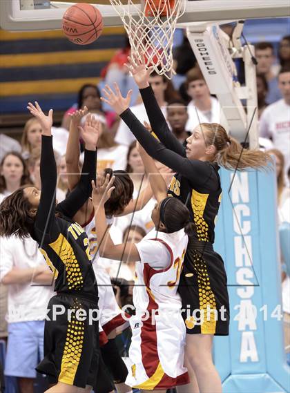 Thumbnail 2 in Hickory vs. Chapel Hill (NCHSAA 3A Final) photogallery.