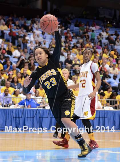 Thumbnail 2 in Hickory vs. Chapel Hill (NCHSAA 3A Final) photogallery.