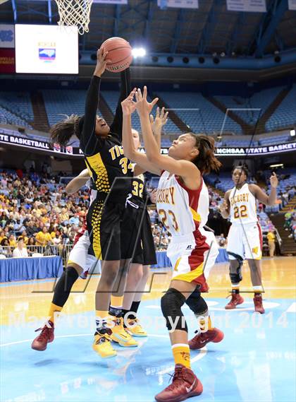 Thumbnail 3 in Hickory vs. Chapel Hill (NCHSAA 3A Final) photogallery.