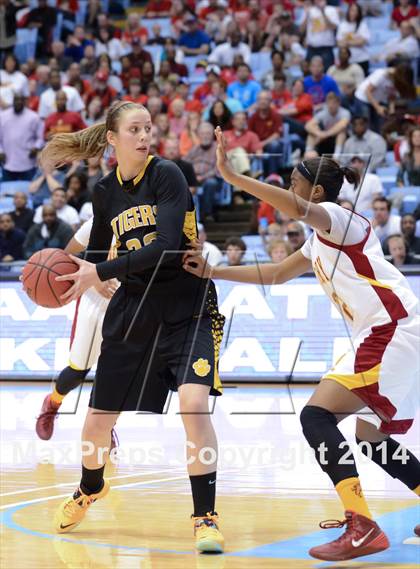 Thumbnail 3 in Hickory vs. Chapel Hill (NCHSAA 3A Final) photogallery.