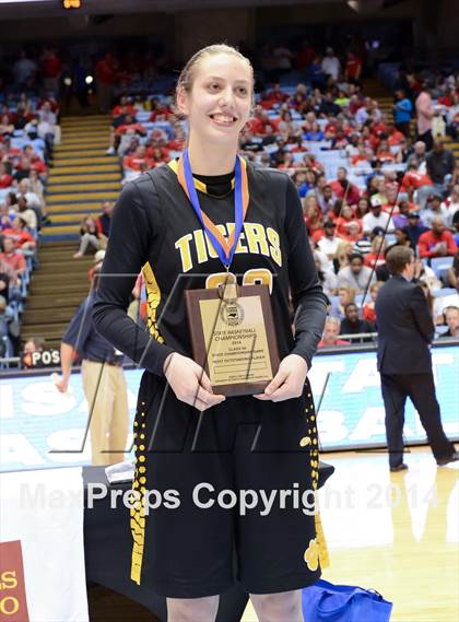 Thumbnail 3 in Hickory vs. Chapel Hill (NCHSAA 3A Final) photogallery.