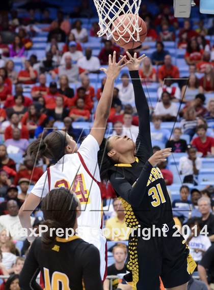 Thumbnail 2 in Hickory vs. Chapel Hill (NCHSAA 3A Final) photogallery.