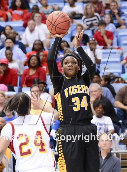 Thumbnail 2 in Hickory vs. Chapel Hill (NCHSAA 3A Final) photogallery.