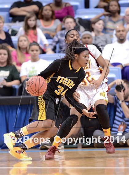 Thumbnail 1 in Hickory vs. Chapel Hill (NCHSAA 3A Final) photogallery.