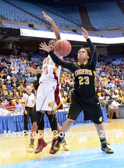 Thumbnail 3 in Hickory vs. Chapel Hill (NCHSAA 3A Final) photogallery.