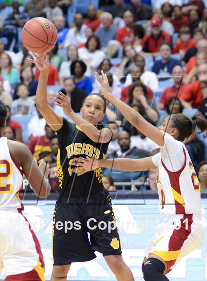 Thumbnail 1 in Hickory vs. Chapel Hill (NCHSAA 3A Final) photogallery.