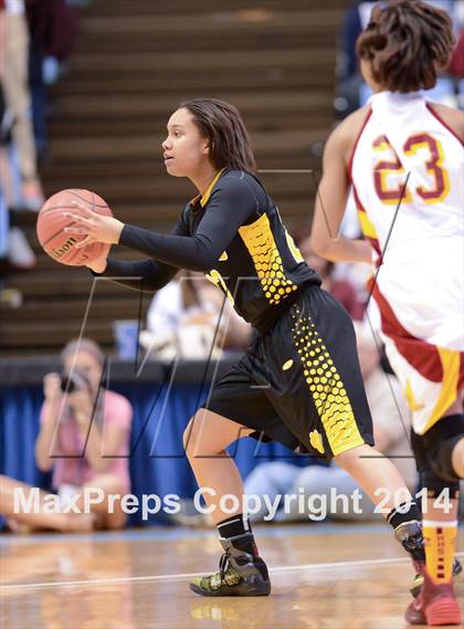 Thumbnail 2 in Hickory vs. Chapel Hill (NCHSAA 3A Final) photogallery.