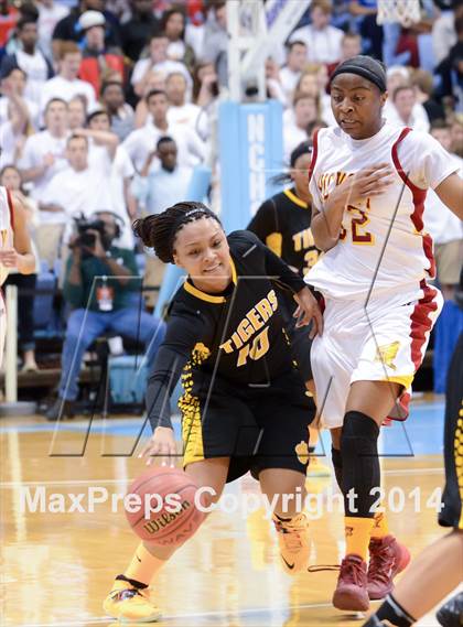 Thumbnail 2 in Hickory vs. Chapel Hill (NCHSAA 3A Final) photogallery.