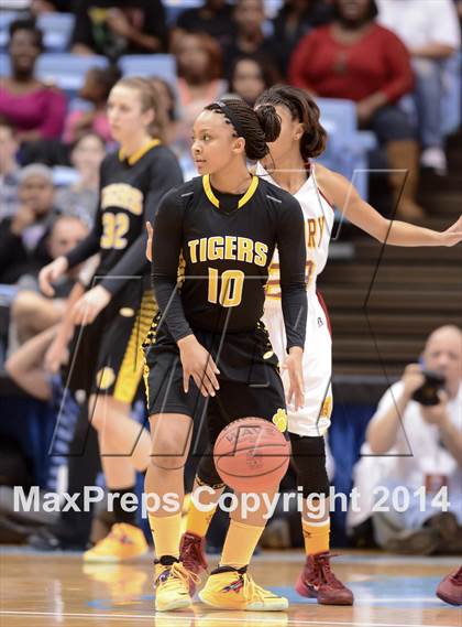 Thumbnail 3 in Hickory vs. Chapel Hill (NCHSAA 3A Final) photogallery.