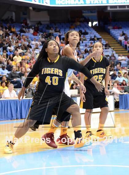 Thumbnail 3 in Hickory vs. Chapel Hill (NCHSAA 3A Final) photogallery.