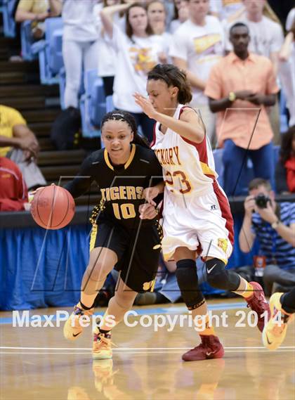Thumbnail 2 in Hickory vs. Chapel Hill (NCHSAA 3A Final) photogallery.