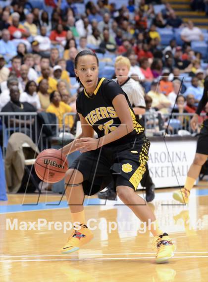 Thumbnail 3 in Hickory vs. Chapel Hill (NCHSAA 3A Final) photogallery.