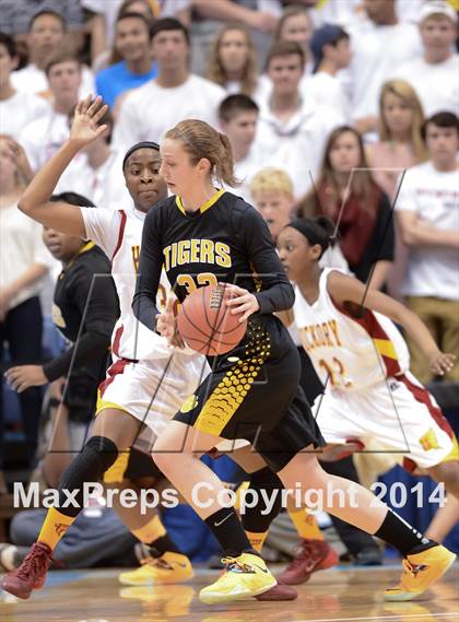 Thumbnail 2 in Hickory vs. Chapel Hill (NCHSAA 3A Final) photogallery.