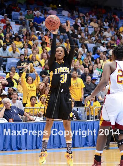 Thumbnail 3 in Hickory vs. Chapel Hill (NCHSAA 3A Final) photogallery.