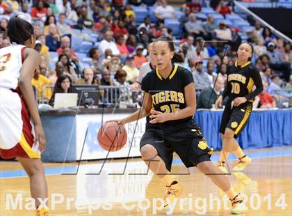 Thumbnail 2 in Hickory vs. Chapel Hill (NCHSAA 3A Final) photogallery.