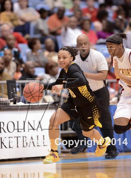 Thumbnail 2 in Hickory vs. Chapel Hill (NCHSAA 3A Final) photogallery.