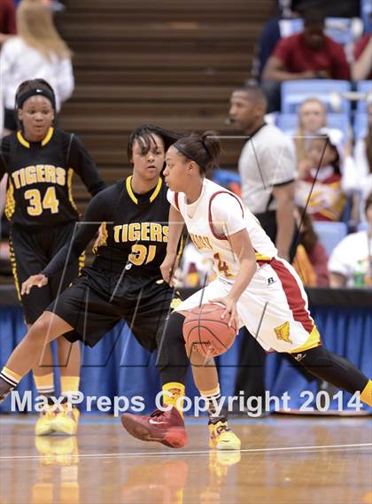 Thumbnail 2 in Hickory vs. Chapel Hill (NCHSAA 3A Final) photogallery.
