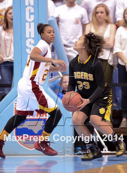 Thumbnail 1 in Hickory vs. Chapel Hill (NCHSAA 3A Final) photogallery.