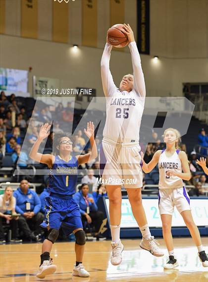Thumbnail 3 in Grossmont vs. Carlsbad (CIF SDS D2 Final) photogallery.