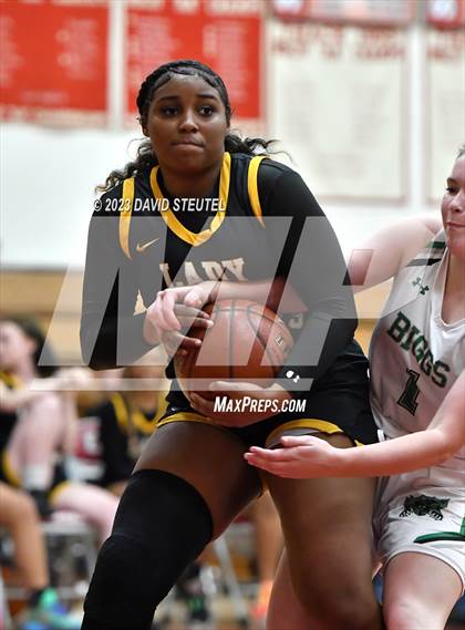 Thumbnail 1 in Rio Linda vs. Biggs (Love of the Game) photogallery.