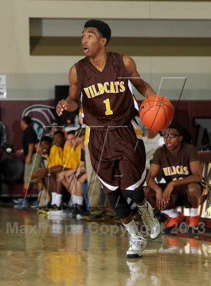 Thumbnail 3 in Dana Hills vs. El Camino (MaxPreps Holiday Classic) photogallery.